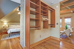 2 bedrooms, desk, iron/ironing board, travel cot