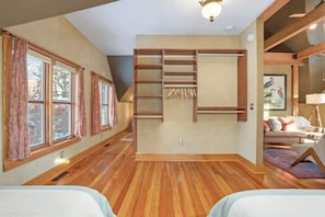 2 bedrooms, desk, iron/ironing board, travel crib