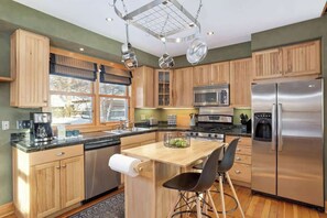 Réfrigérateur, four à micro-ondes, un four, surface de cuisson