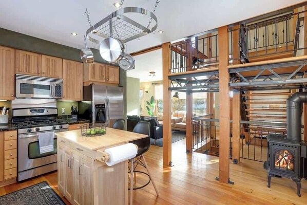 Réfrigérateur, four à micro-ondes, un four, surface de cuisson