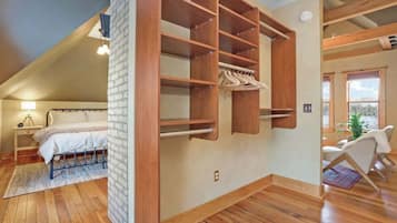 2 makuuhuonetta, työpöytä, silitysrauta/-lauta, vauvan matkasänky