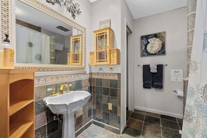 Dusche, Haartrockner, Handtücher, Shampoo