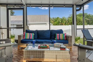 تلفزيون، كُتُب، مكتب