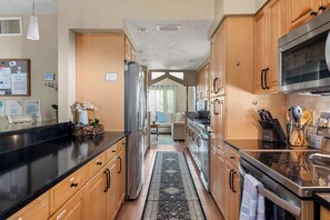 ثلاجة، ميكروويف، موقد طهي مسطح، غسالة أطباق