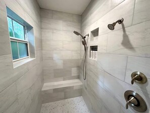 Bruser, hårtørrer, håndklæder, Shampoo