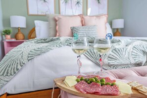 5 室のベッドルーム、デスク、アイロン / アイロン台、旅行用ベビーベッド