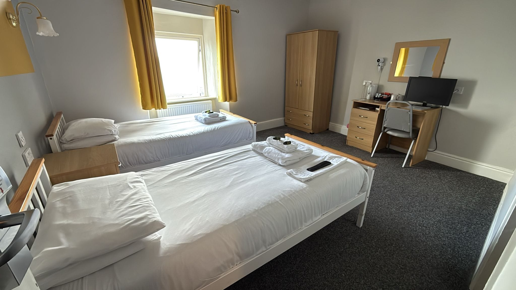 Tabla de planchar con plancha, wifi gratis y ropa de cama 