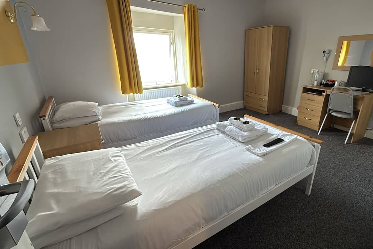 Tabla de planchar con plancha, wifi gratis y ropa de cama