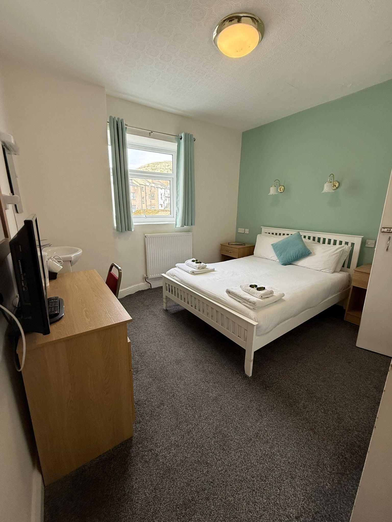 Quarto casal | Escrivaninha, ferros/tábuas de passar roupa, Wi-Fi de cortesia