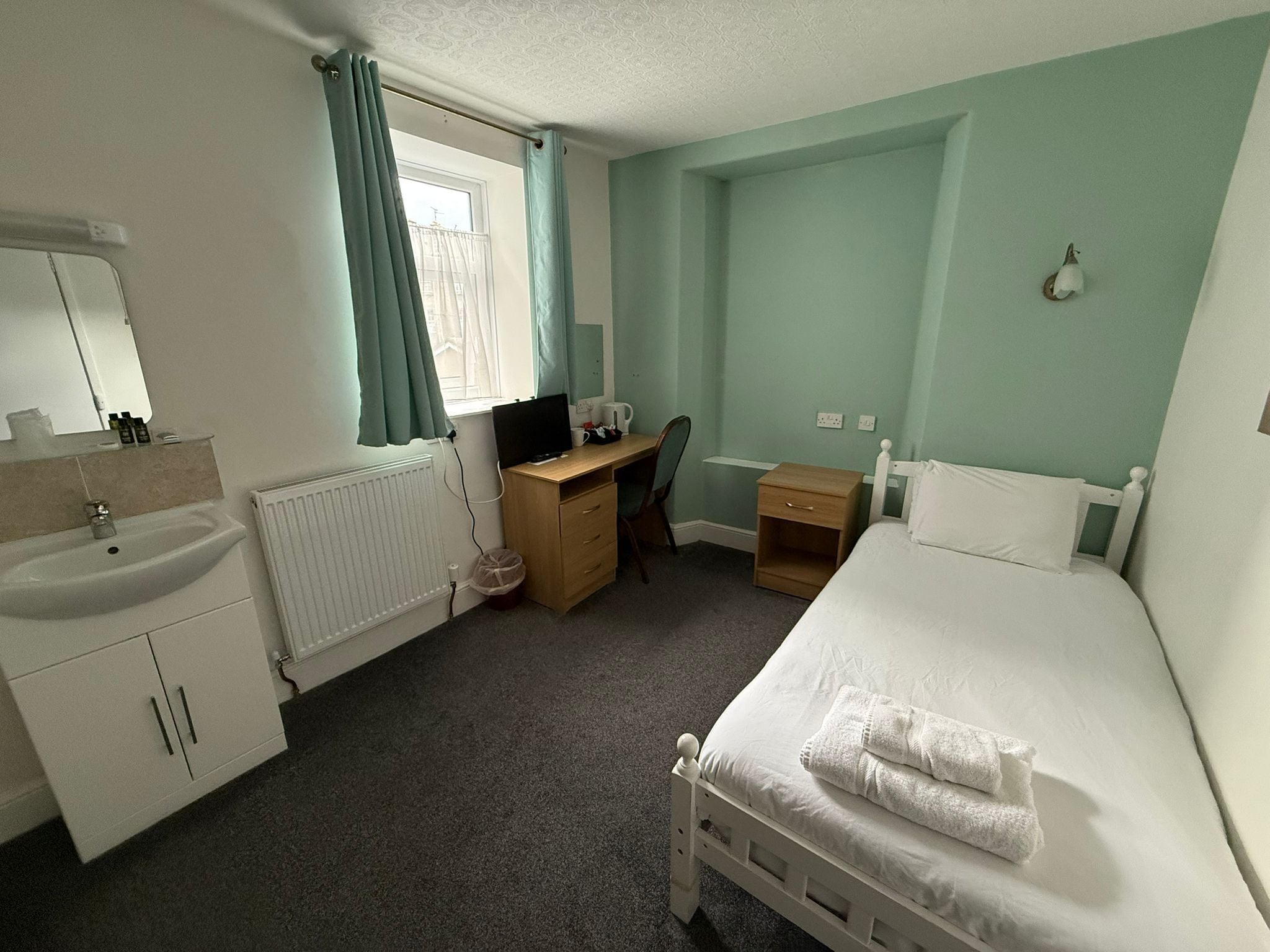 Quarto solteiro | Escrivaninha, ferros/tábuas de passar roupa, Wi-Fi de cortesia