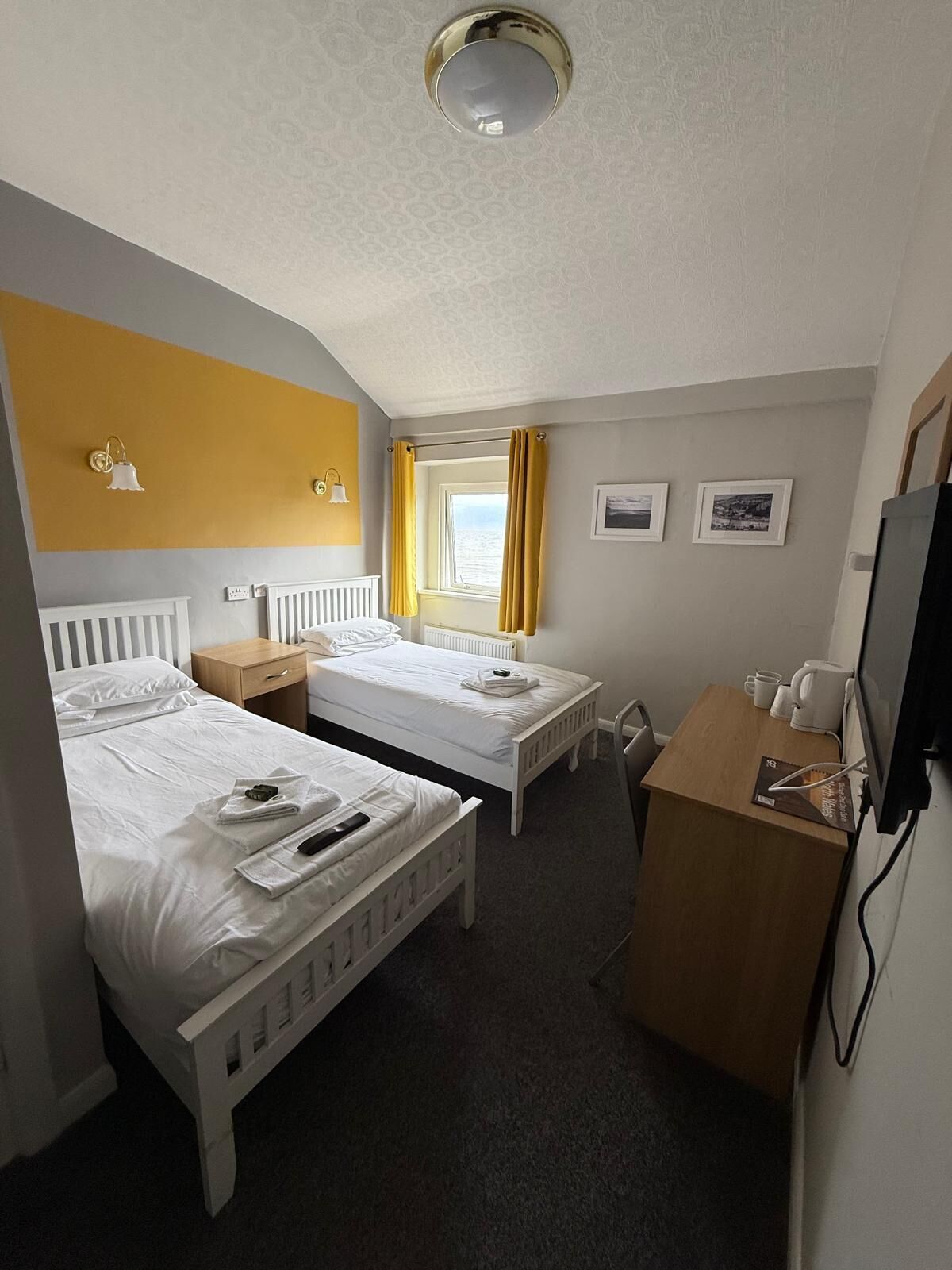 Quarto família | Escrivaninha, ferros/tábuas de passar roupa, Wi-Fi de cortesia