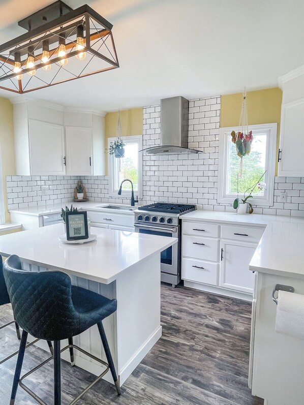 Micro-ondes, four, plaque de cuisson, lave-vaisselle