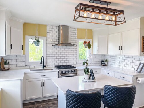 Cozy Hilltop Retreat w/ Hot Tub, Firepit & Deck. Pet-Friendly!