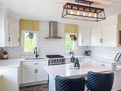 Cozy Hilltop Retreat w/ Hot Tub, Firepit & Deck. Pet-Friendly!