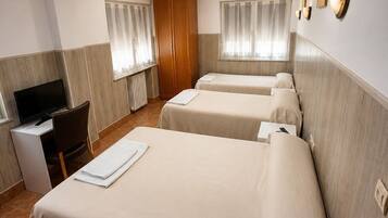 Habitación triple | Espacio para trabajar con laptop, wifi gratis y ropa de cama