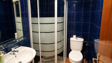 Regadera, toallas, papel de baño