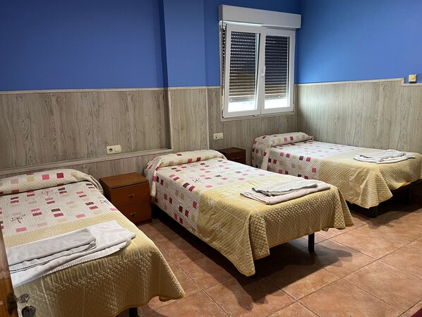 Triple Room | Living area - Hostal Agarimo (Valle de Trapaga)