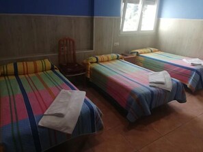 Espacio para trabajar con laptop, wifi gratis y ropa de cama 