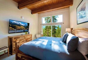 4 bedrooms, desk, iron/ironing board, WiFi