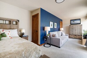 4 bedrooms, desk, iron/ironing board, WiFi