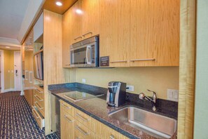 Réfrigérateur, four à micro-ondes, vaisselle et ustensiles