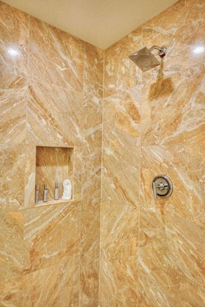 Douche, sĂšche-cheveux, shampoing