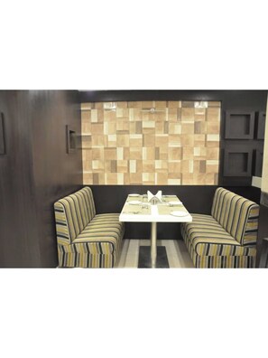 Outdoor dining - Hotel The Westinn (Varanasi)
