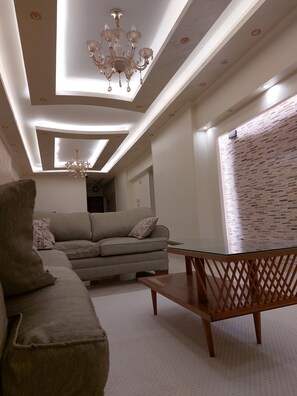 Smart TV - 3-bedroom fully furnished apartment in charming Alexandria Governorate with AC (Alexandria Governorate)