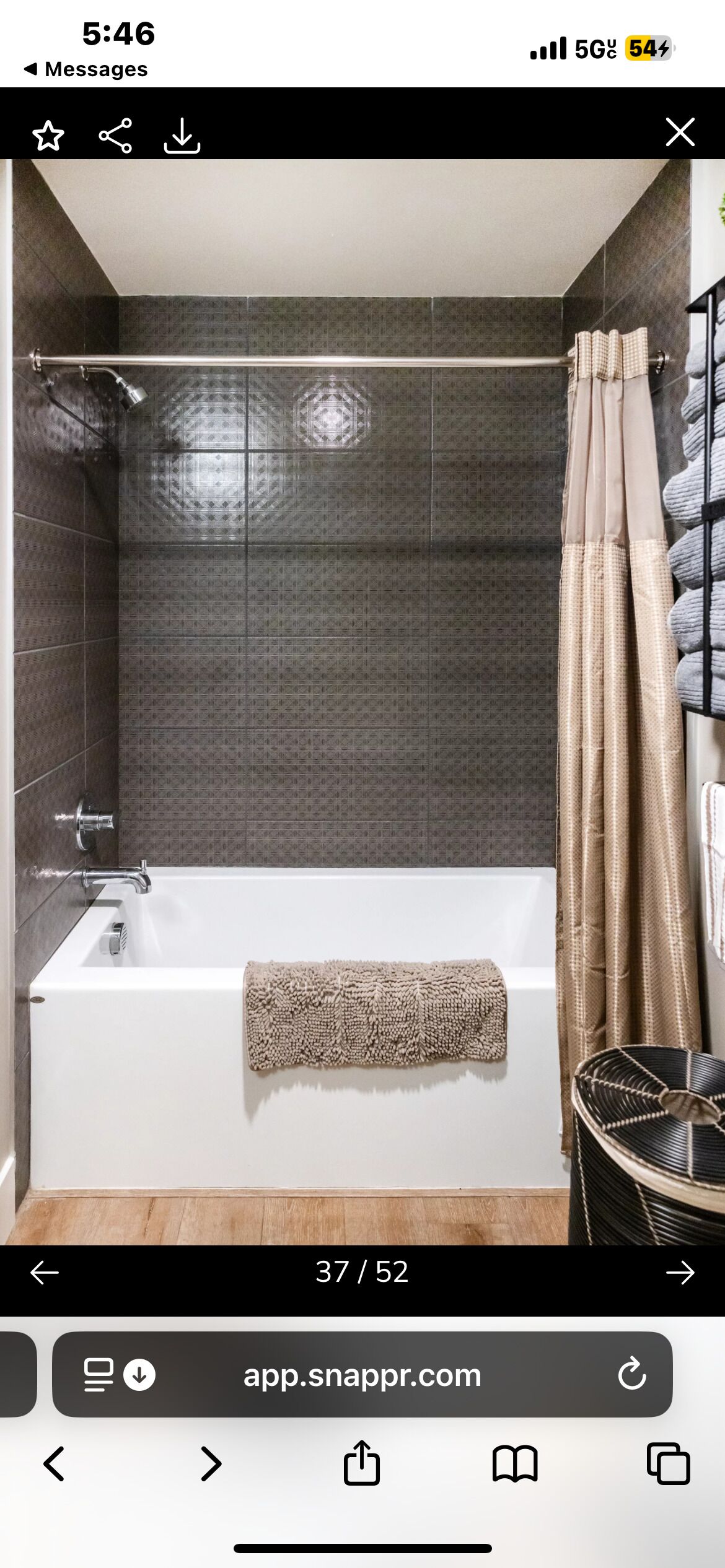 Sèche-cheveux, serviettes fournies, savon, shampoing