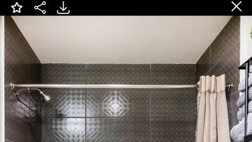 Hårtork, handdukar, tvål och schampo