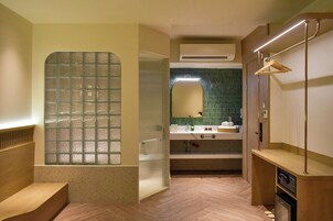 Deluxe-Doppelzimmer, ohne Fenster | Minibar, Schreibtisch, laptopgeeigneter Arbeitsplatz, kostenloses WLAN