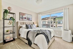 3 bedrooms, desk, WiFi, bed sheets