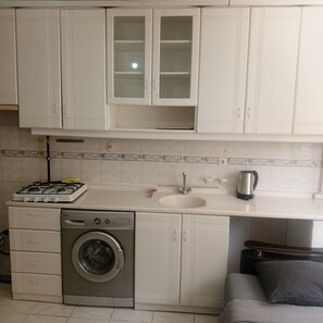 大型冰箱、電熱水壺、鍋具/餐盤/廚房用品、清潔用品