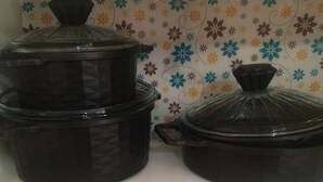 Two black slow cookers on a white countertop with a floral patterned backsplash. - Anka 1 (Aydın)