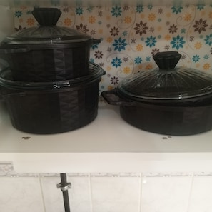 Two black slow cookers on a white countertop with a floral patterned backsplash. - Anka 1 (Aydın)