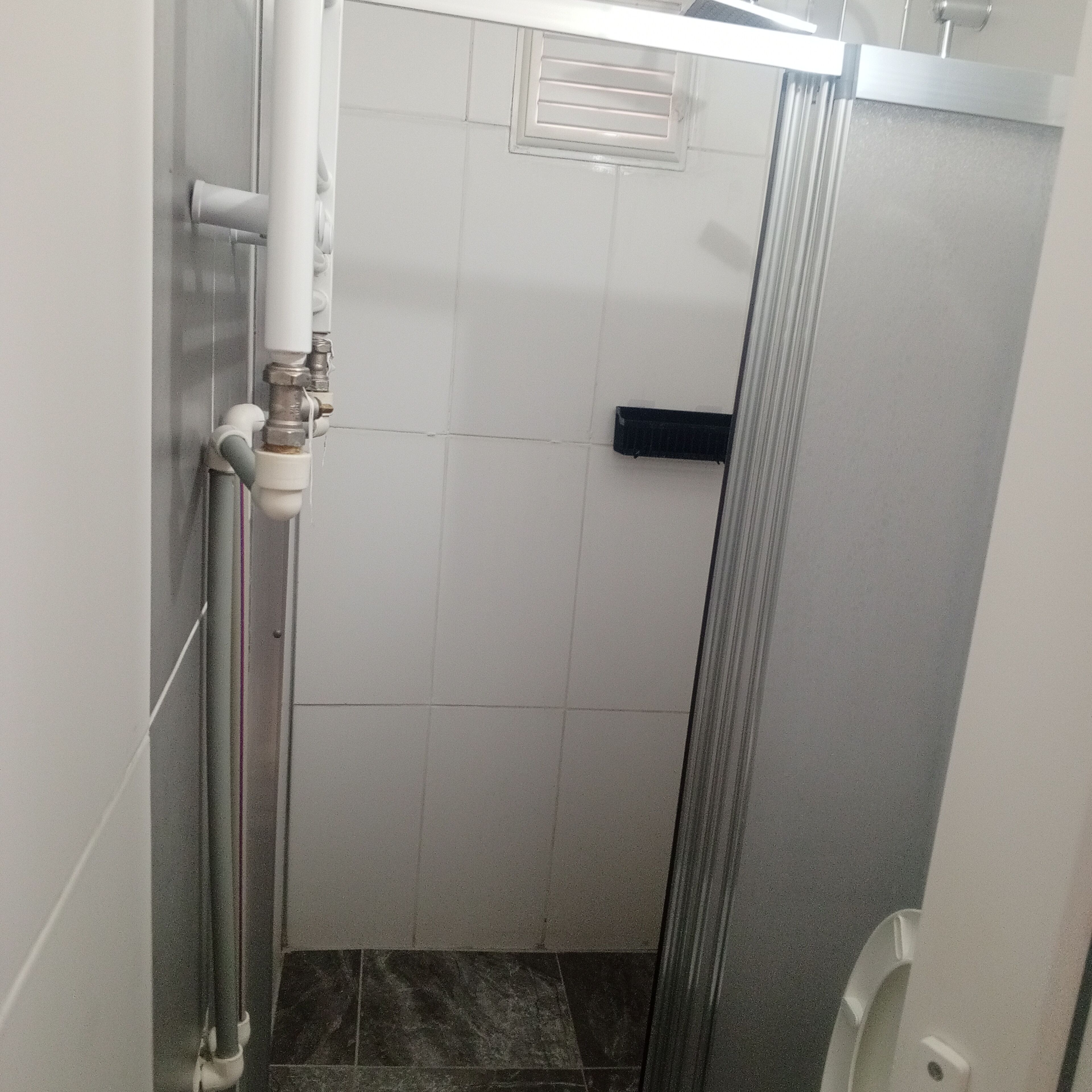 Departamento estándar | Baño | Regadera, secadora de cabello, pantuflas, bidet 