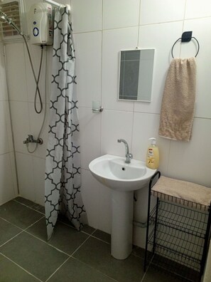 Appartement, balkon, uitzicht op stad | Badkamer | Pantoffels