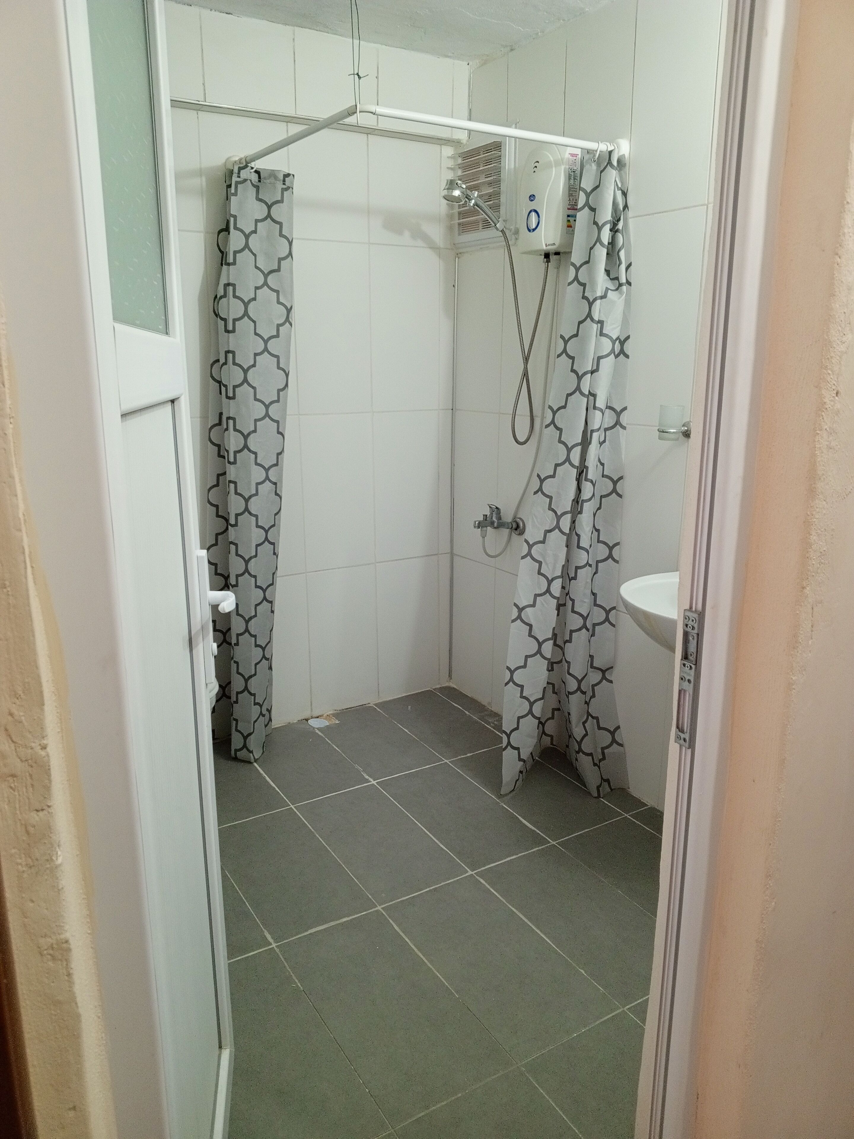 Huoneisto, parveke, kaupunkinäköala | Kylpyhuone | Tohvelit