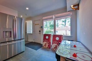 Game room - 3-bed, 3-bath home - 2 miles from Bryant Denny Stadium. Perfect for football! (Tuscaloosa)