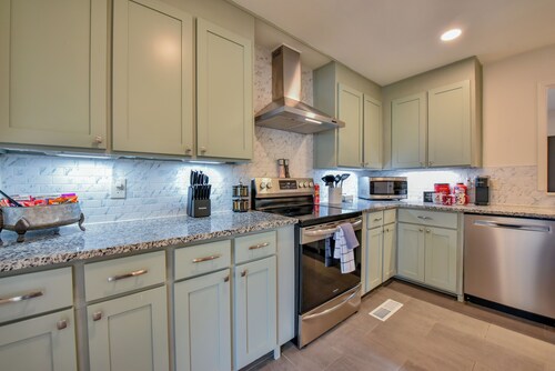 3-bed, 3-bath home - 2 miles from Bryant Denny Stadium. Perfect for football!