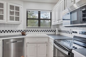 Refrigerador, microondas, horno y parrilla de estufa 