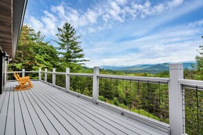 Terrace/patio - Everview 3 BR 3 BATH Spectacular Mountain Views Firepit, Wi-Fi, Free Pool Access (Townsend)