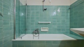 Dusche, Haartrockner, HandtĂŒcher