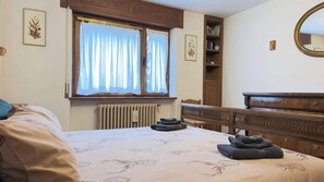 3 camere, una scrivania, ferro/asse da stiro, Wi-Fi
