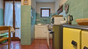 Réfrigérateur, four à micro-ondes, cafetière-théière