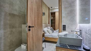 Apartment | Bathroom | Bathtub, hair dryer, towels, soap