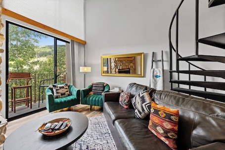 Smart TV, fireplace, books. Cozy Copper Retreat Hot Tub Near the Slopes!