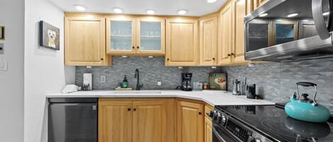 Geladeira, micro-ondas, fogão, cooktop