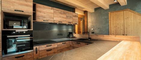 Køleskab, mikrobølgeovn, ovn, kogeplade