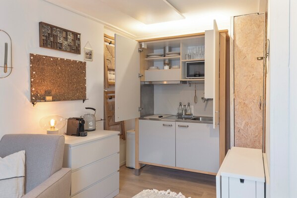 Kühlschrank, Mikrowelle, Wasserkocher mit Kaffee-/Teezubehör